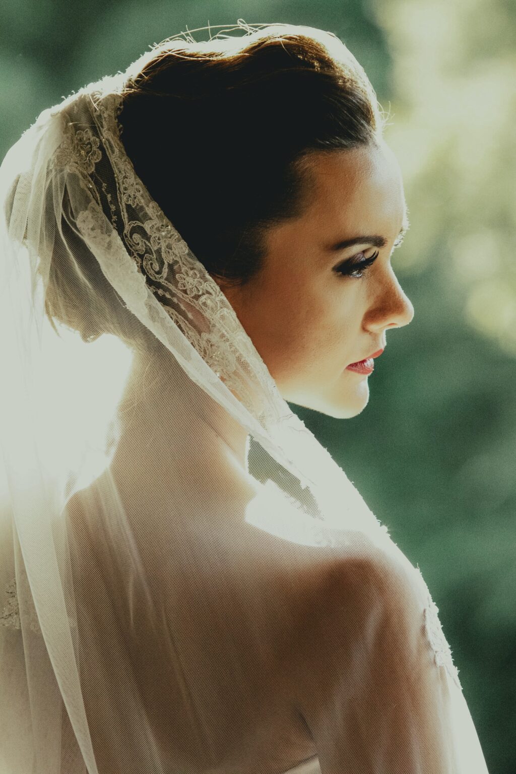 Bröllopsfoto på brud i profil
